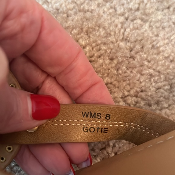 DV by Dolce Vita Gotie Medallion Thongs - Picture 7 of 8